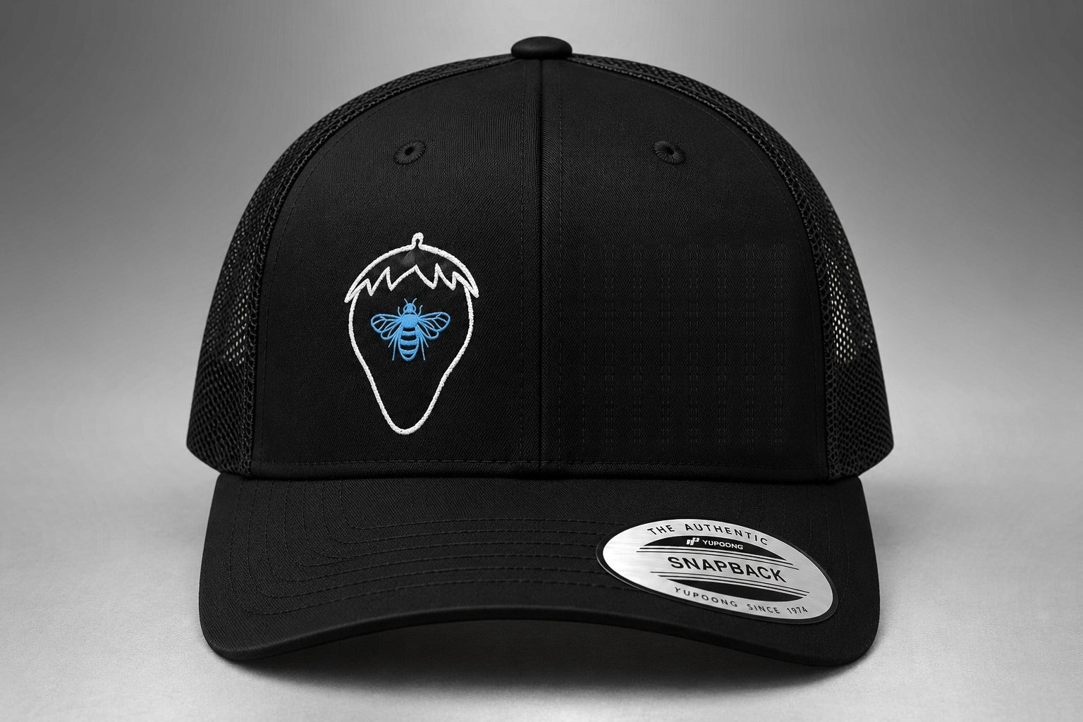 Casquette Fraise Noire, logo abeille