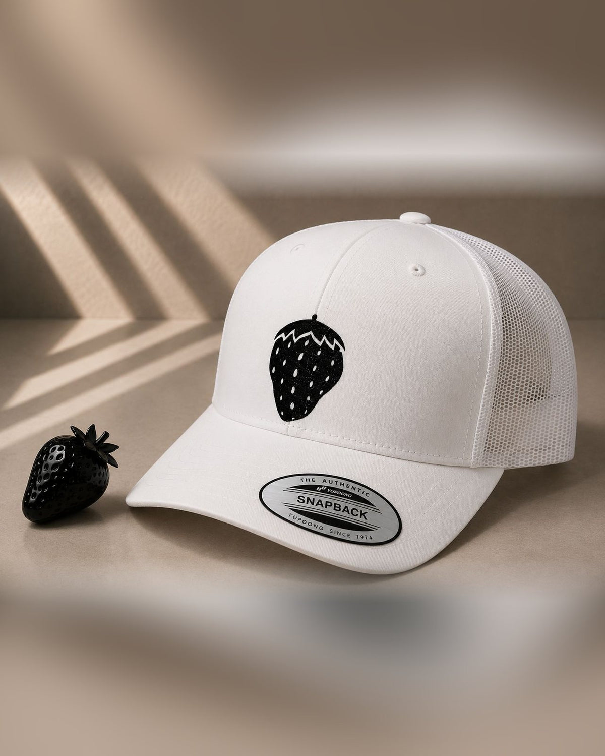 Casquette Blanche Fraise Noire — vue 1