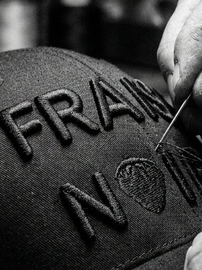 Broderie du lettrage Fraise Noire sur une casquette, &agrave; l'aiguille