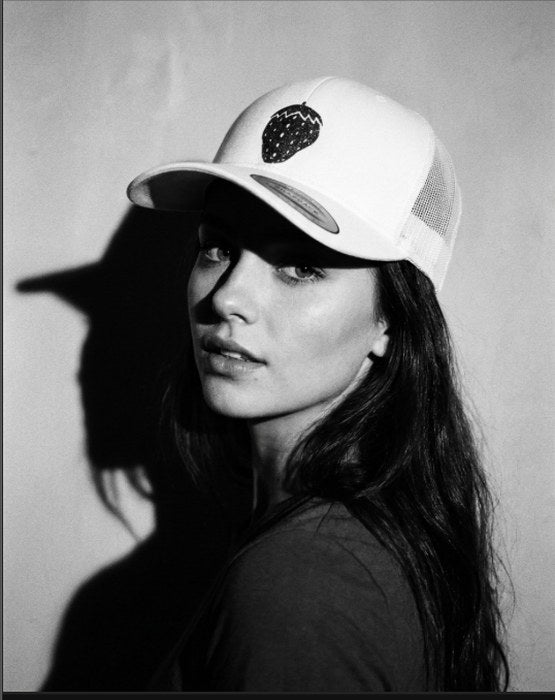 Casquette Fraise Noire blanche port&eacute;e