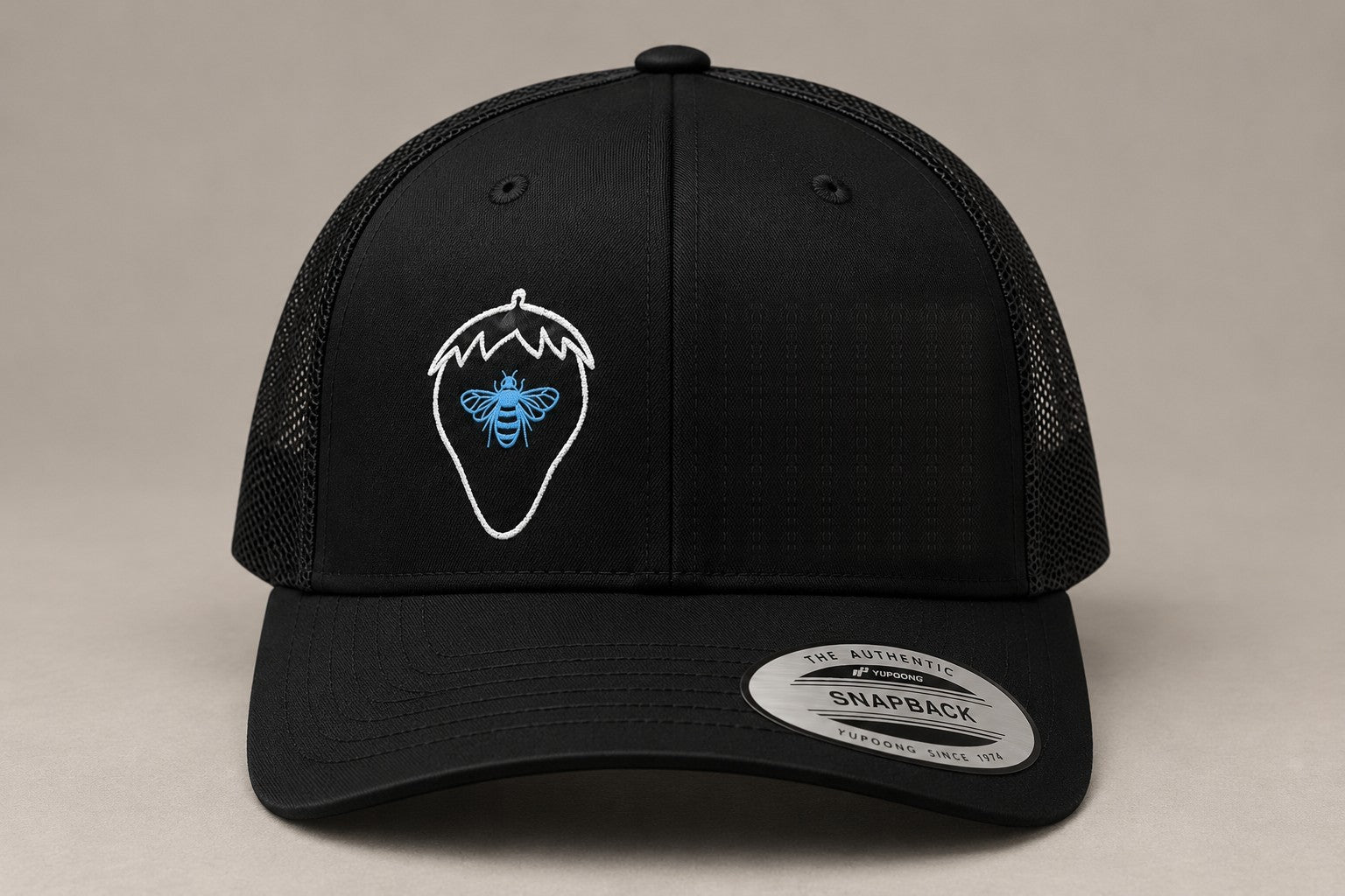 Casquette Fraise Noire logo abeille brodée