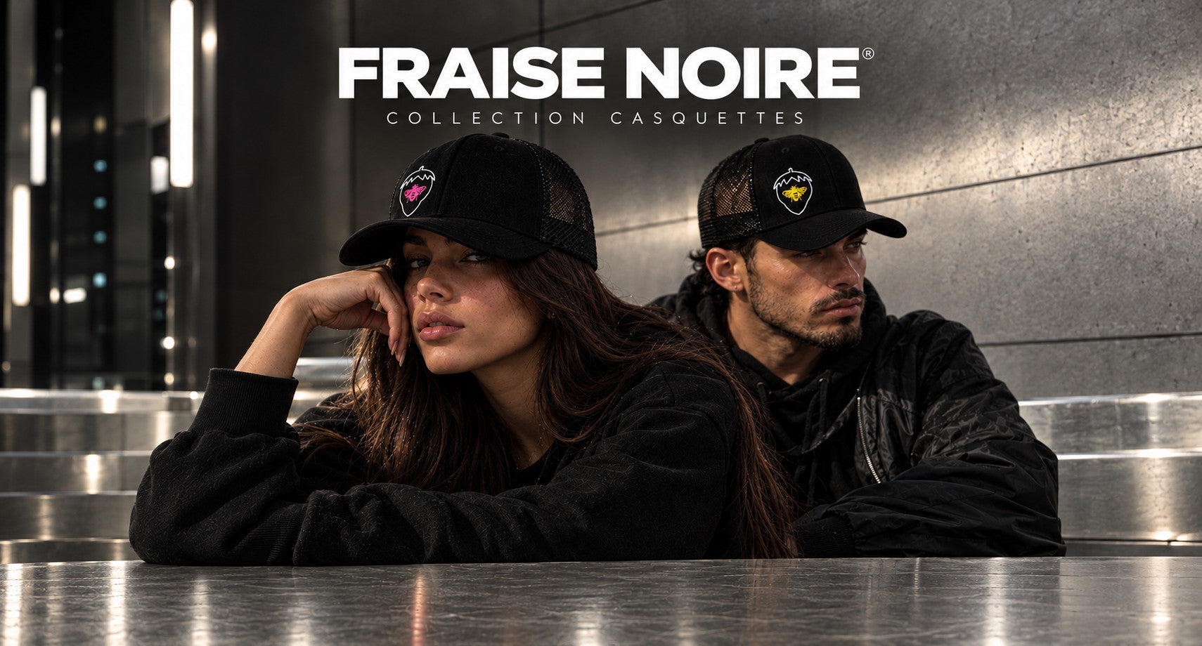 Deux mannequins Fraise Noire en casquettes trucker, &eacute;cusson abeille rose et jaune &mdash; collection casquettes